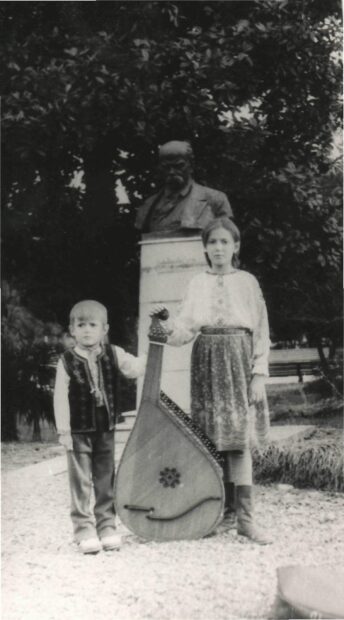 3. З бандурою -- за межами України.