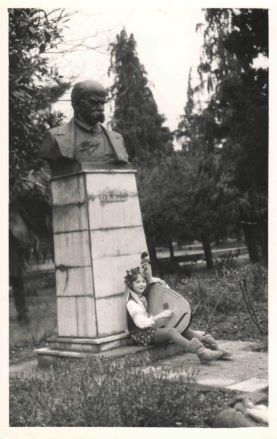 3. З бандурою -- за межами України.