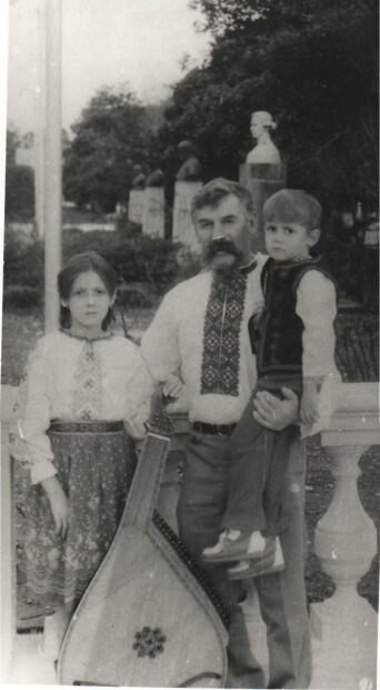 3. З бандурою -- за межами України.
