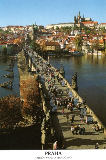 3. З бандурою -- за межами України.