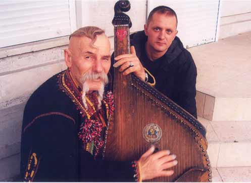 3. З бандурою -- за межами України.