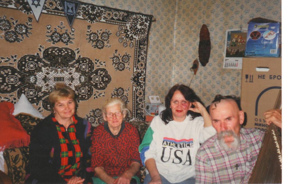 3. З бандурою -- за межами України.